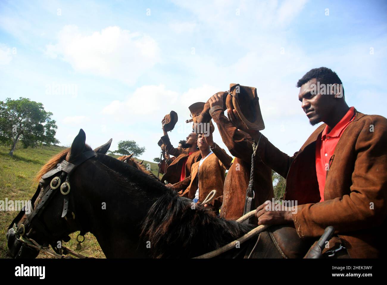 conde, bahia, brasile - 9 gennaio 2022: I cowboy che indossano costumi tipici di pelle partecipano ad un concorso per catturare il bue nei boschi in un ar rurale Foto Stock