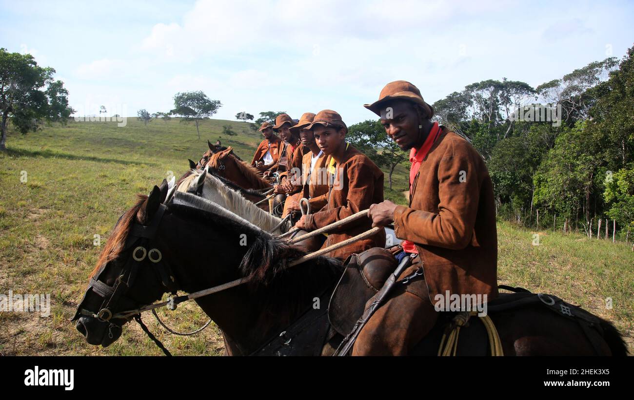 conde, bahia, brasile - 9 gennaio 2022: I cowboy che indossano costumi tipici di pelle partecipano ad un concorso per catturare il bue nei boschi in un ar rurale Foto Stock