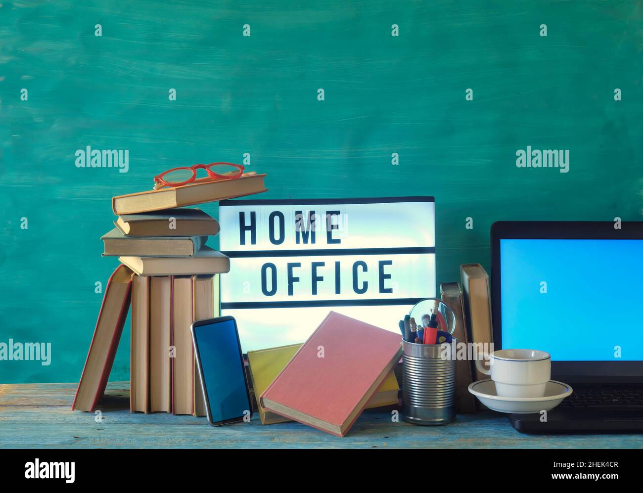 home office, business, concetto con computer portatile fila di libri e segno, spazio copia gratuito, mock up Foto Stock