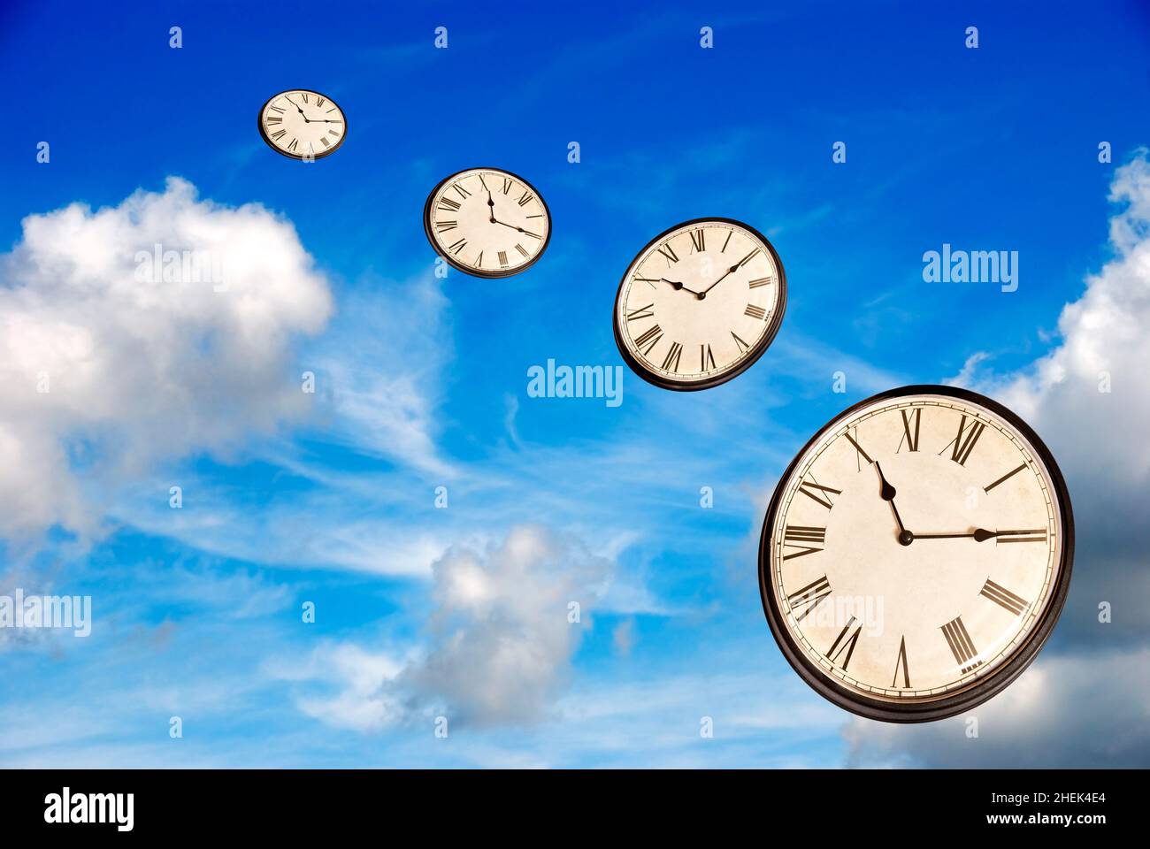 orologi che volano su un cielo blu, concetto di tempo Foto Stock