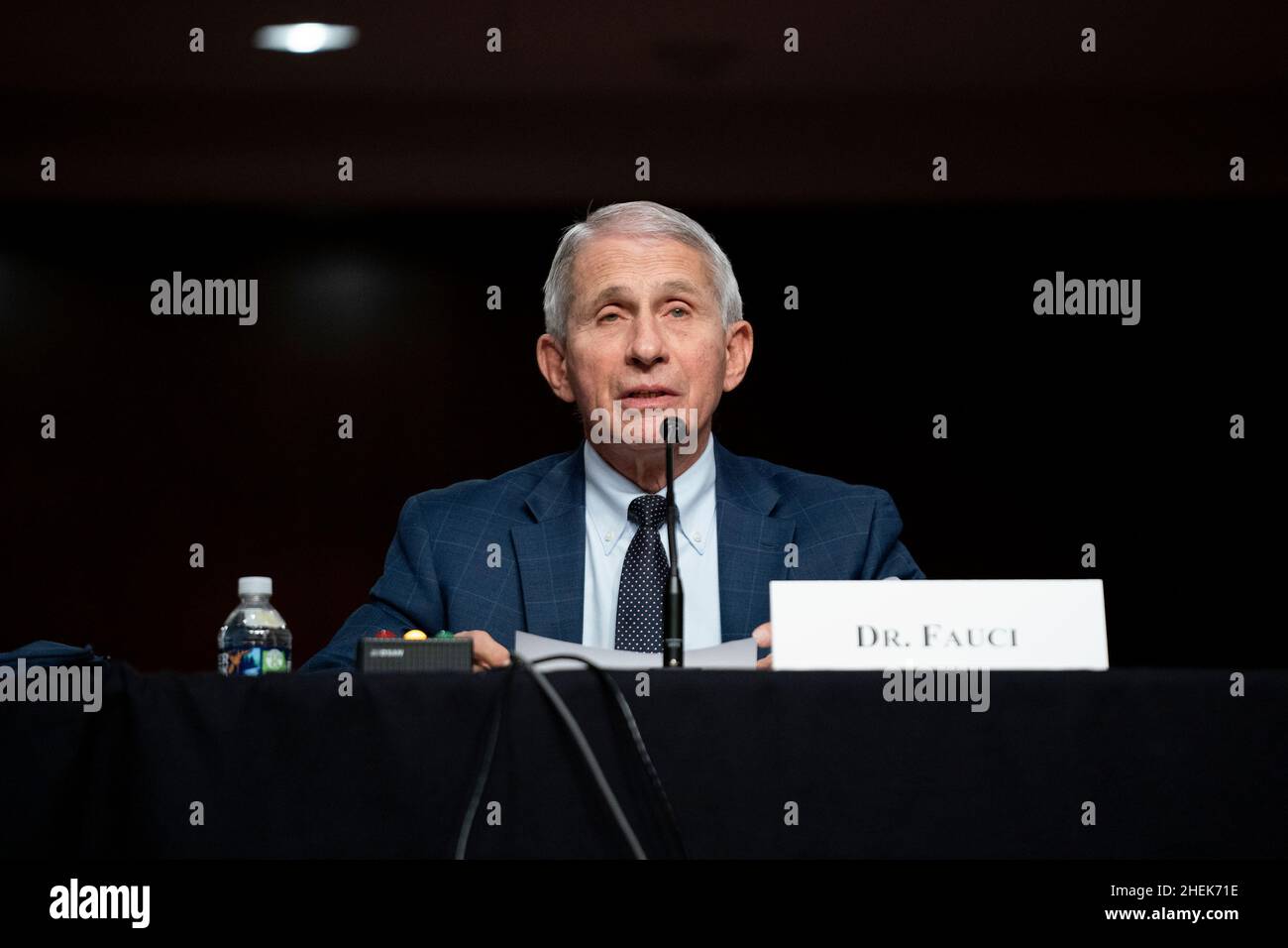 Washington, Stati Uniti. 11th Jan 2022. Il Dott. Anthony Fauci, consigliere medico capo della Casa Bianca e direttore della NIAID, dà e dichiarazione di apertura durante un Senato Salute, Educazione, lavoro, E le pensioni Comitato audizione per esaminare la risposta federale a COVID-19 e nuove varianti emergenti Martedì, Gennaio 11, 2022 a Capitol Hill a Washington, DC (Foto di Greg Nash/Pool/Sipa USA) credito: Sipa USA/Alamy Live News Foto Stock