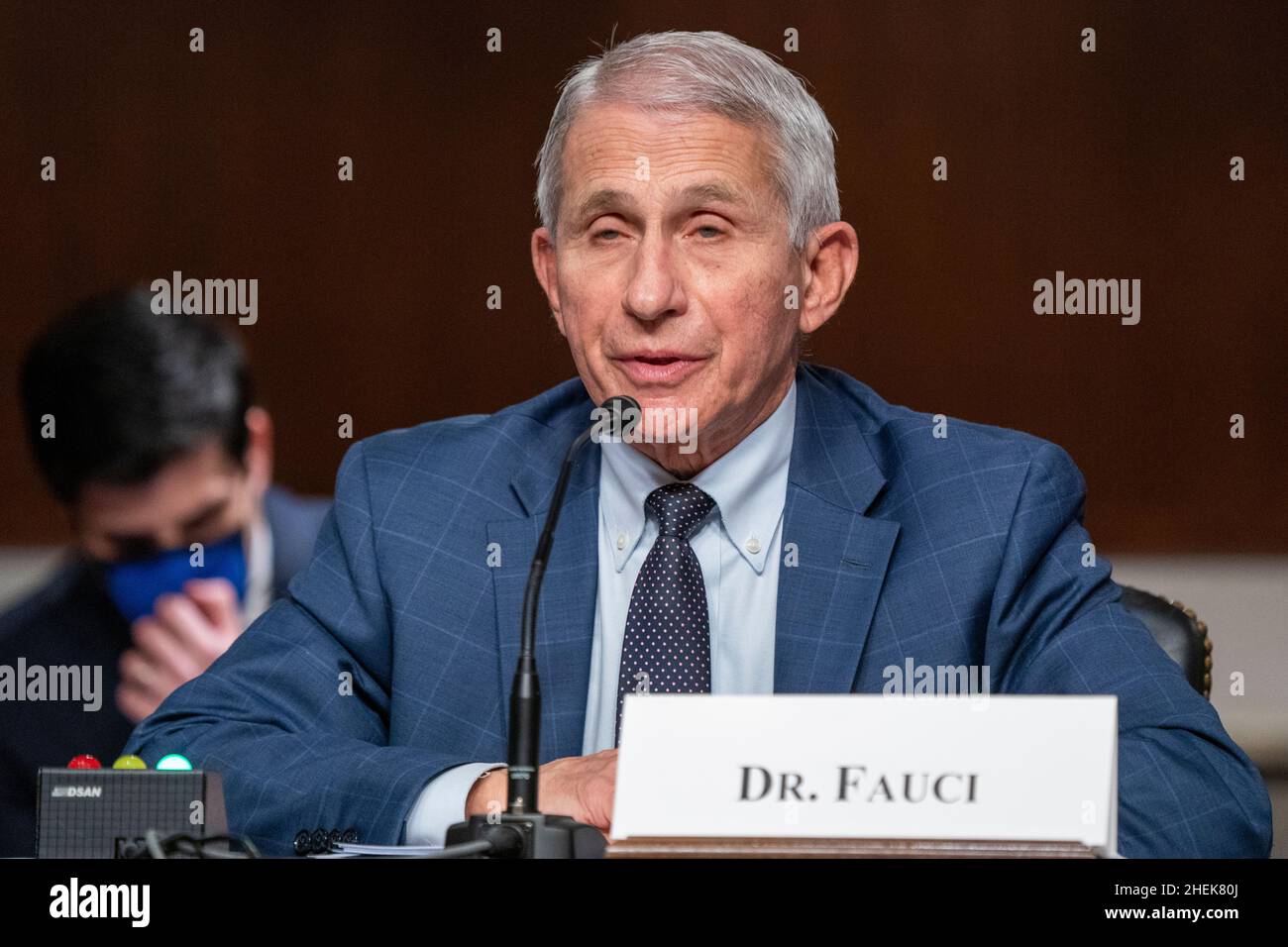 Washington, Stati Uniti. 11th Jan 2022. Direttore del National Institute of Allergy and Infectious Diseases e consigliere medico capo del Presidente, il Dr. Anthony Fauci testimonia prima dell'audizione del Senato Health, Education, Labor and Penisions Committee su "la risposta federale alle nuove varianti COVID-19" a Capitol Hill a Washington, DC, USA, 11 gennaio 2022. (Foto di Pool/Sipa USA) Credit: Sipa USA/Alamy Live News Foto Stock