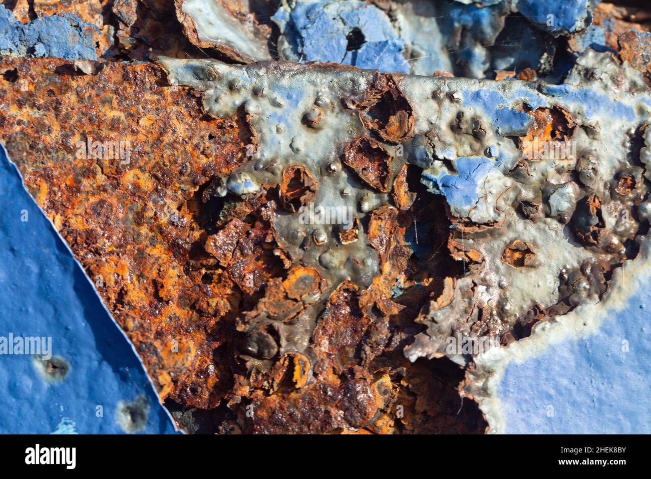 Primo piano di una superficie di ferro dipinta di blu molto arrugginita. Foto Stock