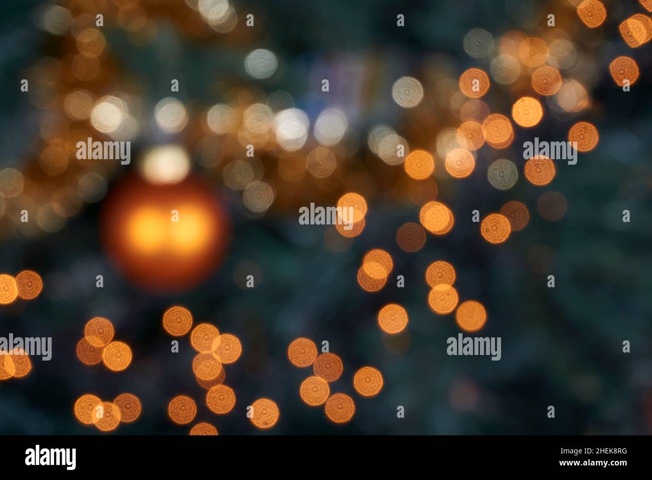 Luci di Natale sfocate nell'albero. Astratto bokeh vacanza sfondo. Foto Stock