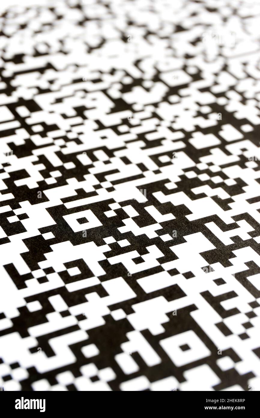 Primo piano del codice QR stampato su carta. Sfondo QR astratto verticale in bianco e nero. Foto Stock