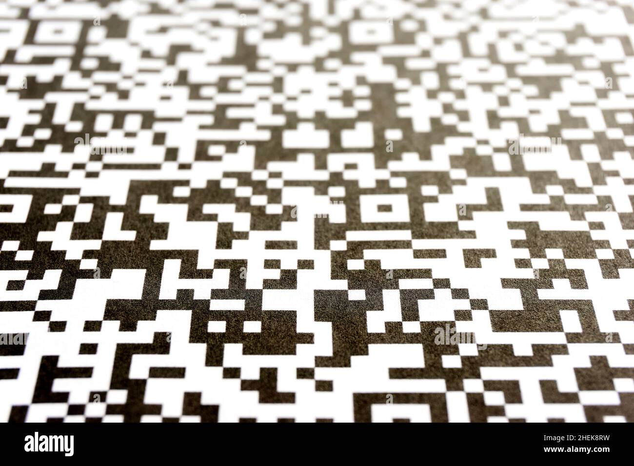 Primo piano del codice QR stampato su carta. Sfondo QR astratto in bianco e nero. Foto Stock