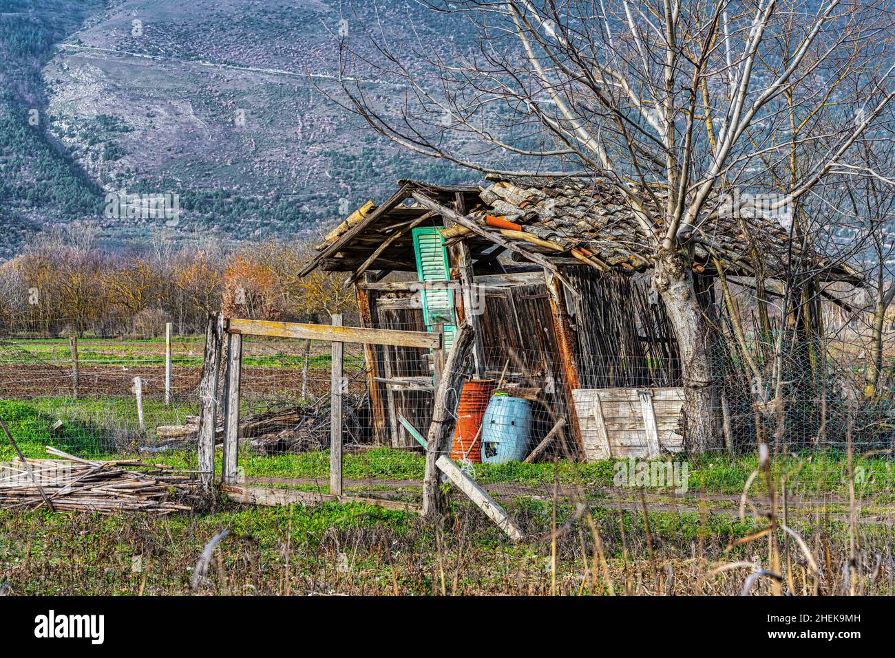 Vecchia casa di campagna ramshackle usata come deposito per gli attrezzi per la campagna. Abruzzo, Italia, Europa Foto Stock