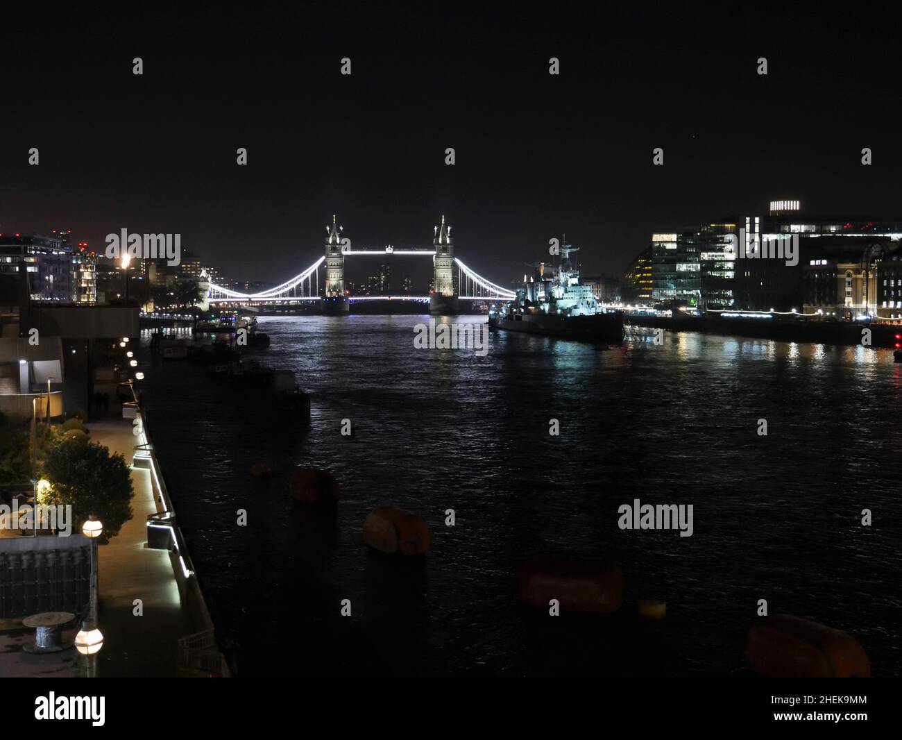 Vista del Tower Bridge dal London Bridge la vigilia di Capodanno con HMS Belfast Foto Stock