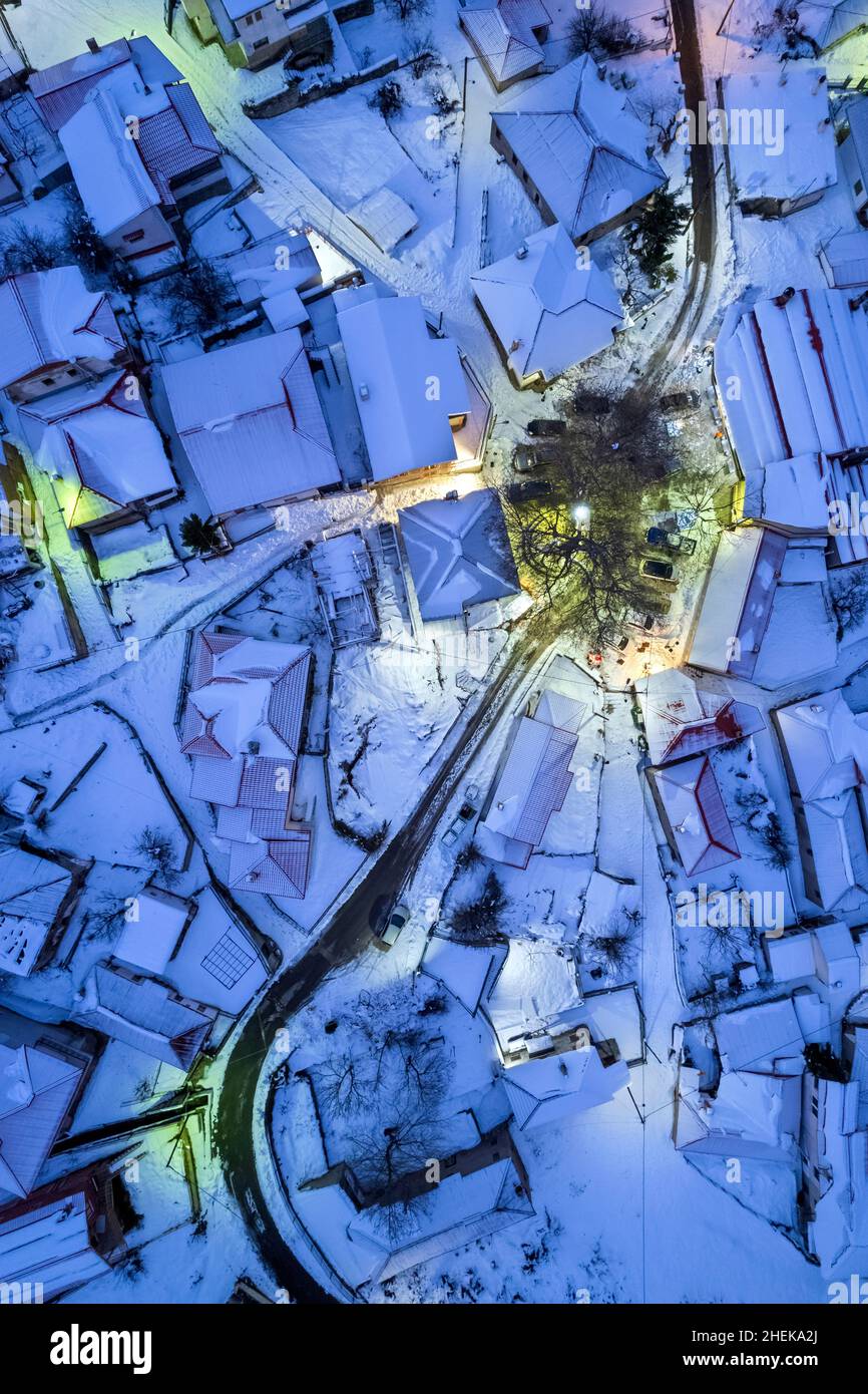 'Mesochori', il quartiere centrale e la piazza principale del villaggio di Smixi, il monte Vasilitsa, Grevena, Macedonia Occidentale, Grecia Foto Stock