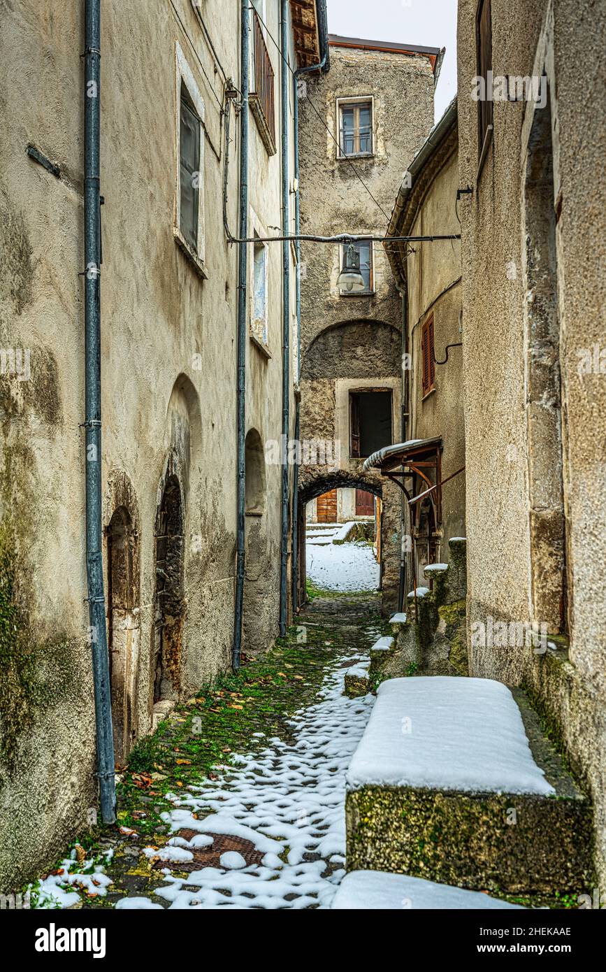 Caratteristico vicolo tra le antiche case del piccolo borgo montano di Secinaro. Secinaro, provincia di l'Aquila, Abruzo, Italia, Europa Foto Stock