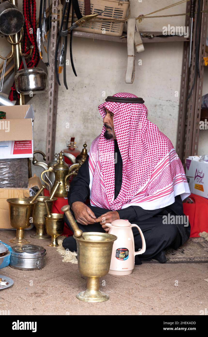 Ushaiqer, Arabia Saudita, 1st gennaio 2022: Uomo Saudita in un negozio di mercato, riposo Foto Stock