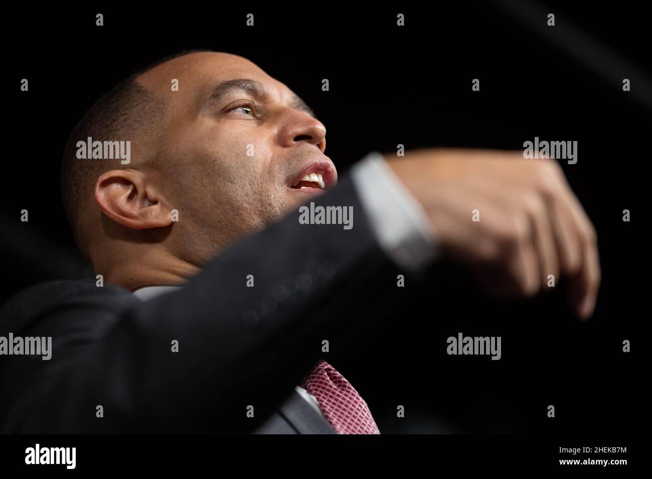 Washington, Stati Uniti. 11th Jan 2022. Il rappresentante Hakeem Jeffries (D-N.Y.), presidente della Camera Democrat Caucus, parla ai media durante una conferenza stampa House Republican Caucus, presso il Campidoglio degli Stati Uniti, a Washington, DC, martedì 11 gennaio, 2022. Oggi, il Presidente Biden si recherà ad Atlanta con un grande continente di legislatori per elevare la questione dei diritti di voto e promuovere la riforma del filibuster. (Graeme Sloan/Sipa USA) Credit: Sipa USA/Alamy Live News Foto Stock