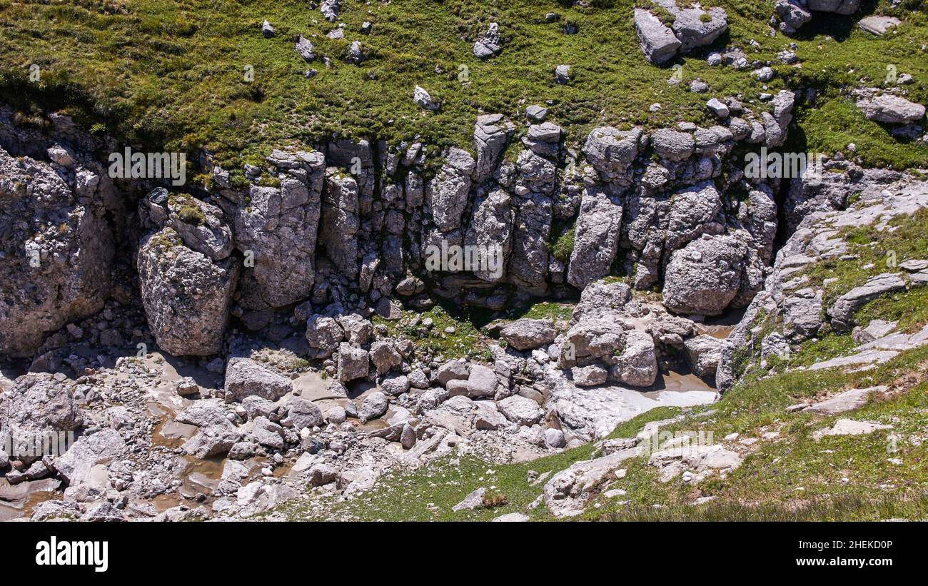 Formazioni rocciose e terre erbose Foto Stock