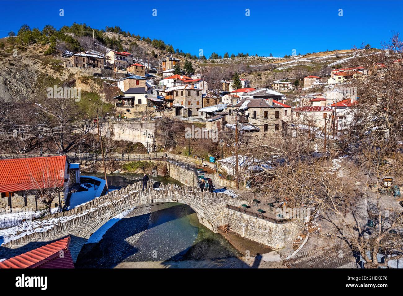Dotsiko villaggio e il suo vecchio ponte ad arco in pietra (1804), Grevena, Macedonia occidentale, Grecia. Foto Stock