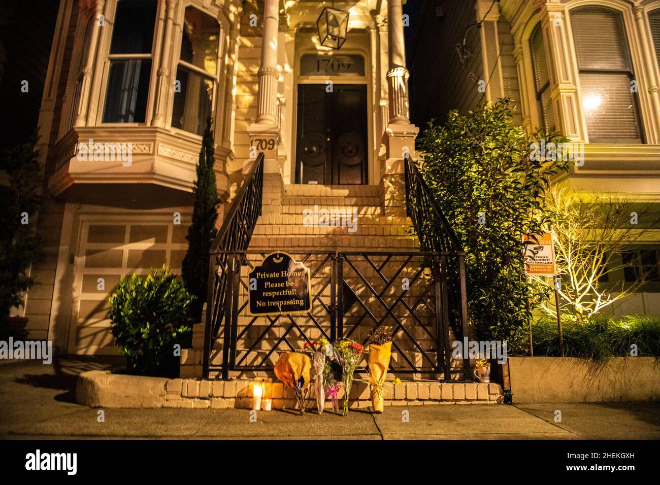 San Francisco, Stati Uniti. 10th Jan 2022. Candele e fiori sono lasciati di fronte alla 'Full House' House a 1709 Broderick Street il 10 gennaio 2022 a San Francisco, California il giorno dopo la morte di Bob Saget, una delle stelle del popolare sitcom. Photo by Chris Tuite/ImageSPACE/Sipa USA/Sipa USA Credit: Sipa USA/Alamy Live News Foto Stock