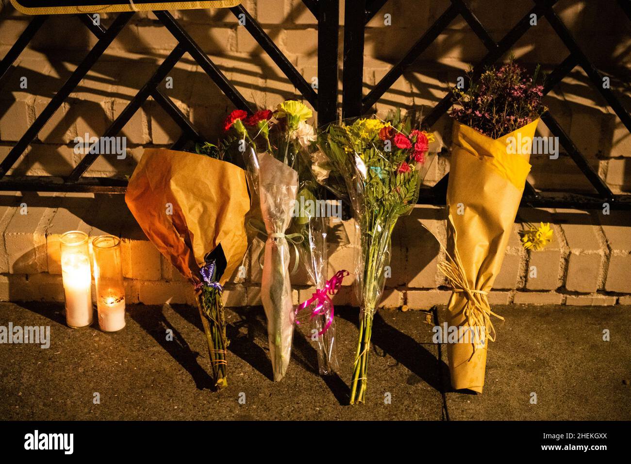 San Francisco, Stati Uniti. 10th Jan 2022. Candele e fiori sono lasciati di fronte alla 'Full House' House a 1709 Broderick Street il 10 gennaio 2022 a San Francisco, California il giorno dopo la morte di Bob Saget, una delle stelle del popolare sitcom. Photo by Chris Tuite/ImageSPACE/Sipa USA/Sipa USA Credit: Sipa USA/Alamy Live News Foto Stock