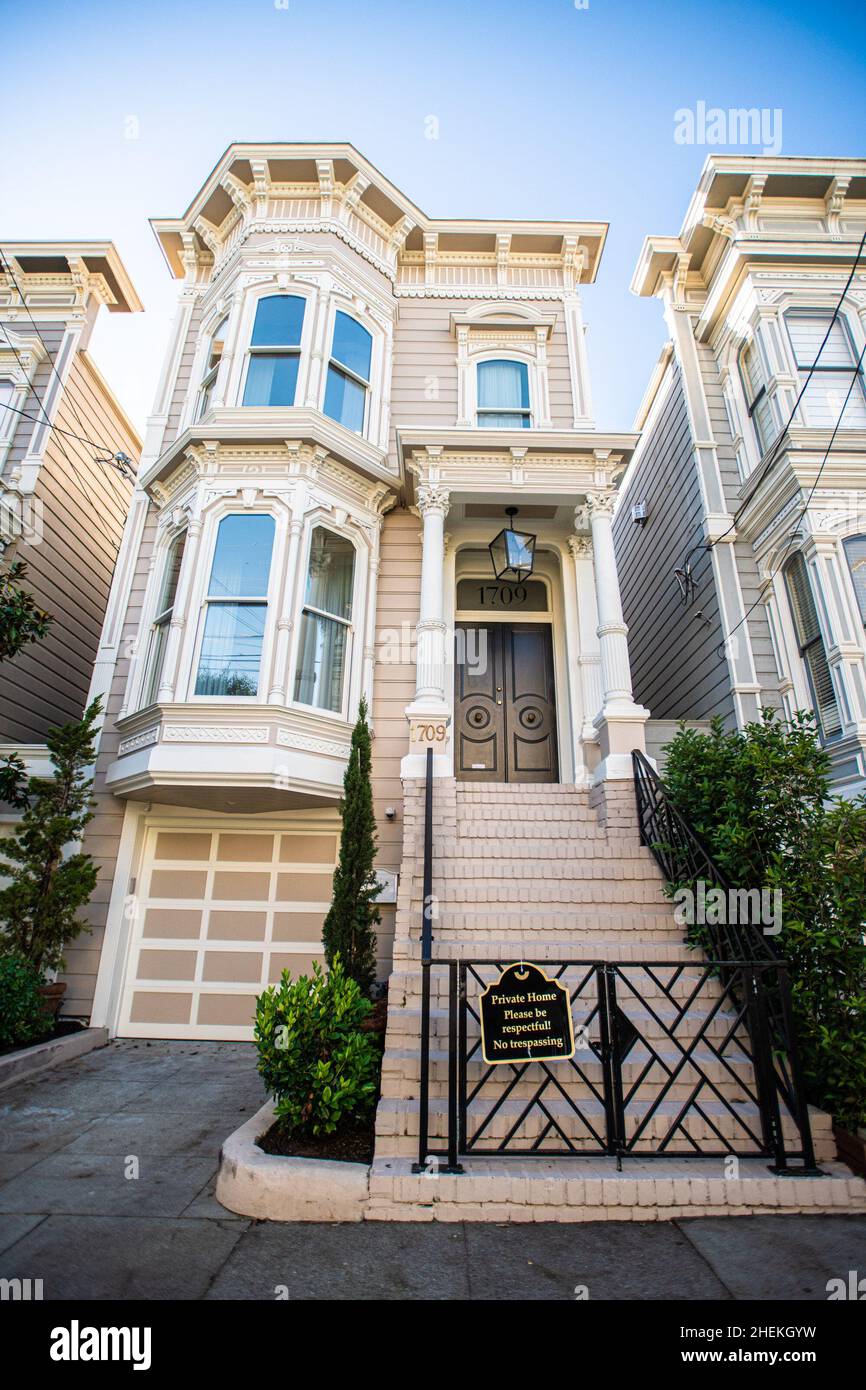 San Francisco, Stati Uniti. 10th Jan 2022. Viste di fronte alla 'Full House' House a 1709 Broderick Street il 10 gennaio 2022 a San Francisco, California il giorno dopo la morte di Bob Saget, una delle stelle del popolare sitcom. Photo by Chris Tuite/ImageSPACE/Sipa USA/Sipa USA Credit: Sipa USA/Alamy Live News Foto Stock