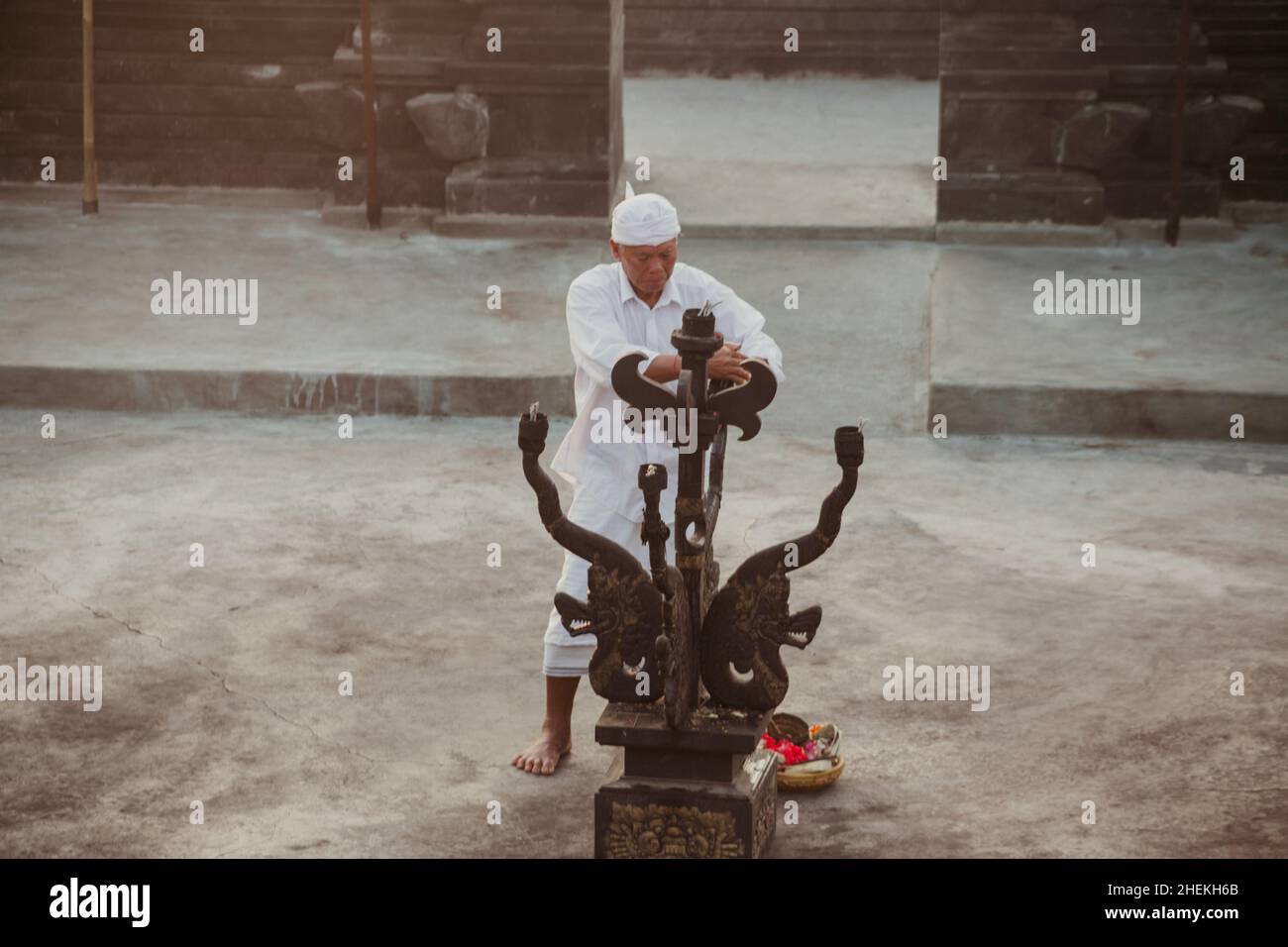 Bali - Indonesia - 10.21.2015: Old Balinese - Indonesiano uomo che illumina il fuoco per la tradizionale danza del fuoco Kecak che si svolge nella pura Luhur Foto Stock