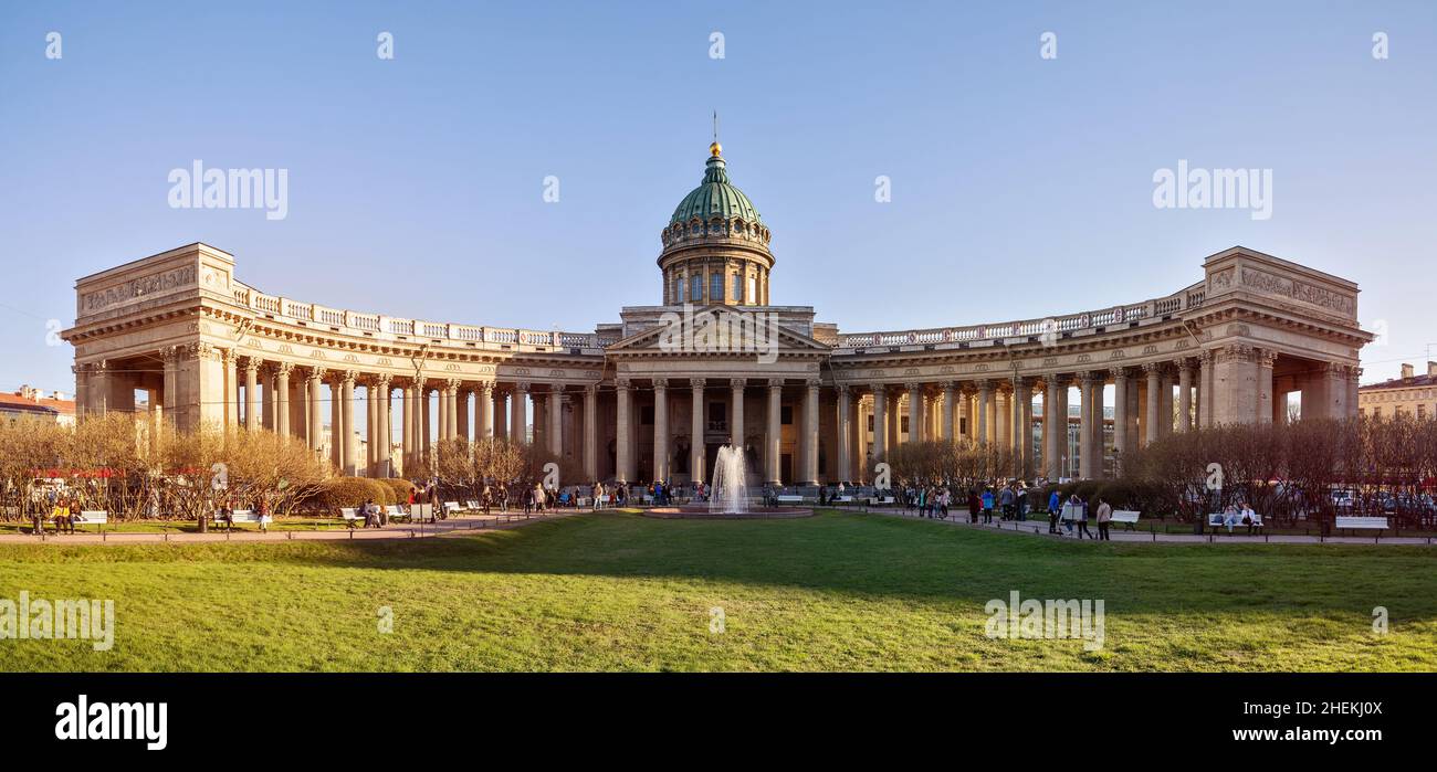 San Pietroburgo, Russia - Maggio 2017: Persone nei pressi della Cattedrale di Kazan. Luogo di vacanza preferito per i cittadini e i turisti Foto Stock