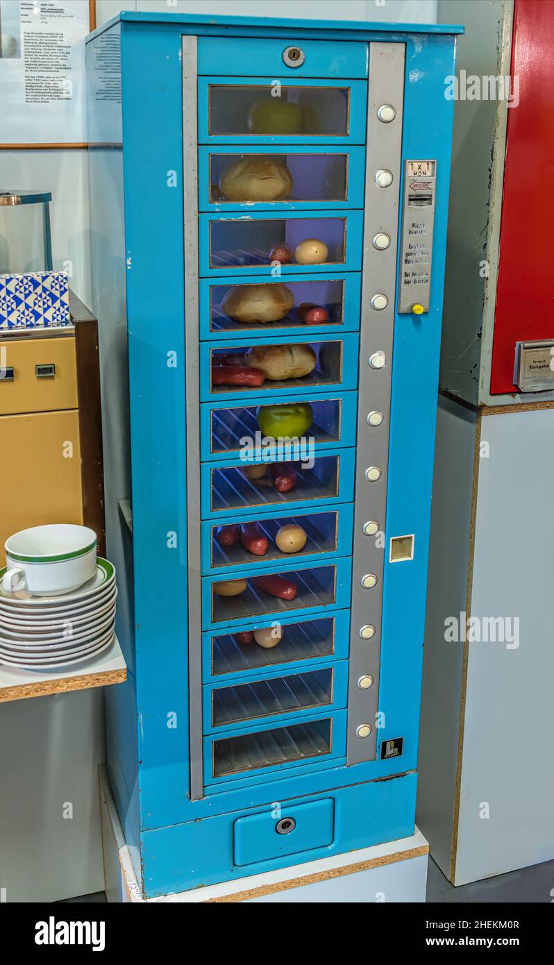 Distributore automatico di snack della vecchia Germania orientale presso il museo 'Die Welt der DDR' di Dresda, Germania Foto Stock