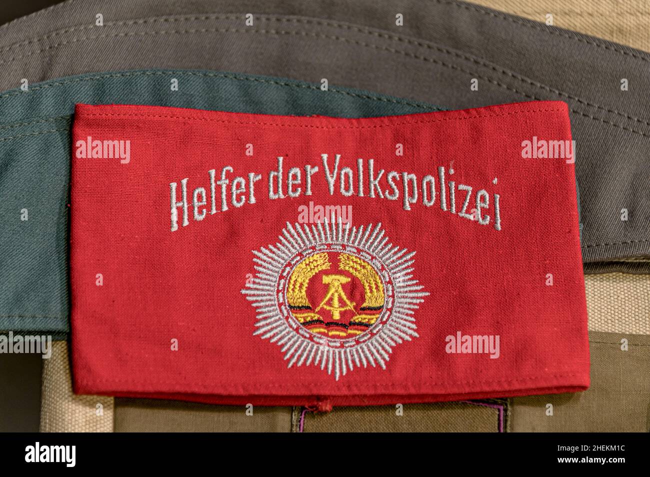 Fascia rossa di un poliziotto volontario della polizia della DDR della Germania orientale al 'Die Welt der DDR' Museum Dresden, Germania Foto Stock