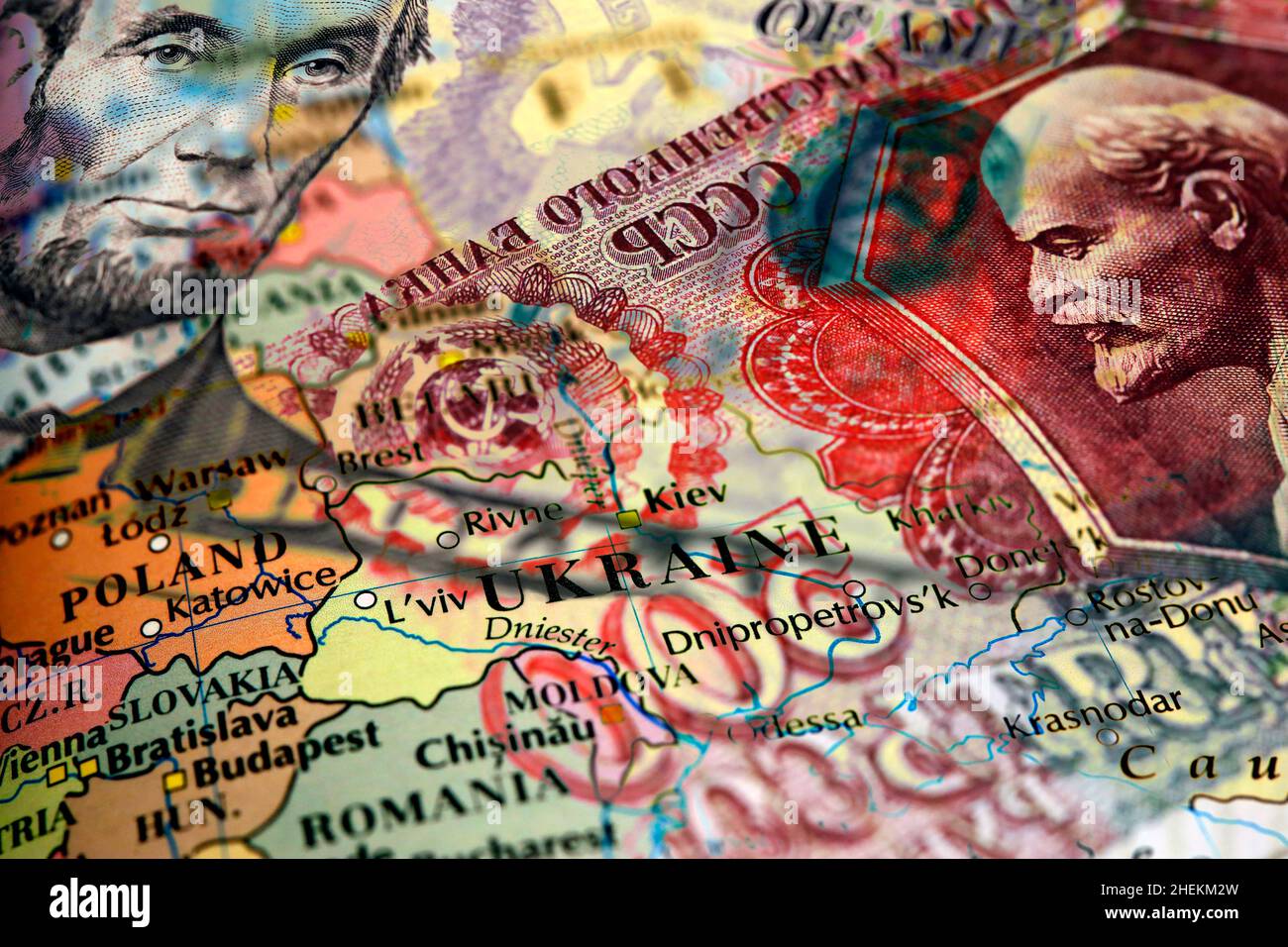 Primo piano di una banconota da 5 dollari e rublo russo in cima a una mappa dell'Ucraina Foto Stock
