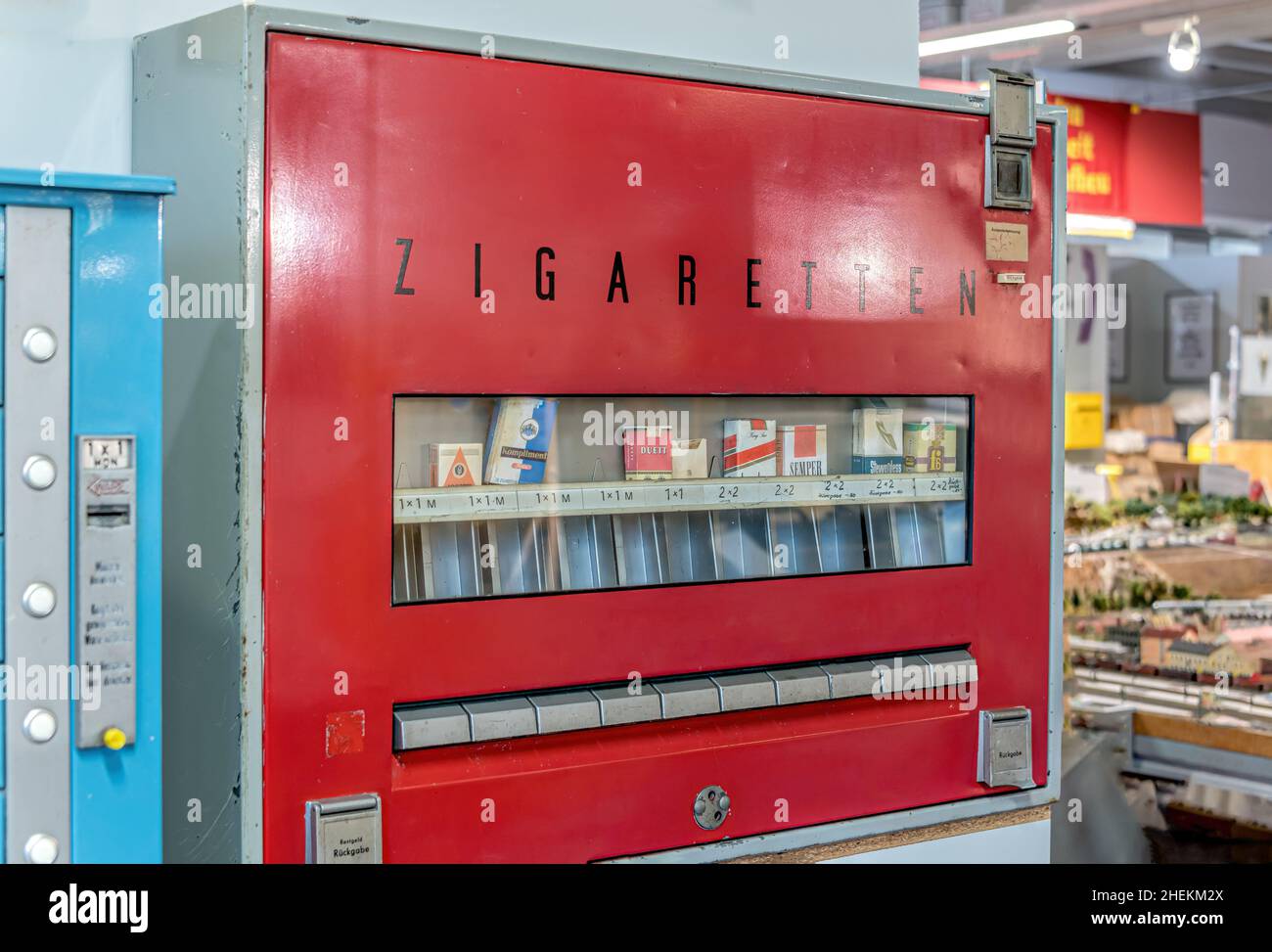 Vecchio distributore automatico di sigarette della Germania orientale presso il museo 'Die Welt der DDR' di Dresda, Germania Foto Stock
