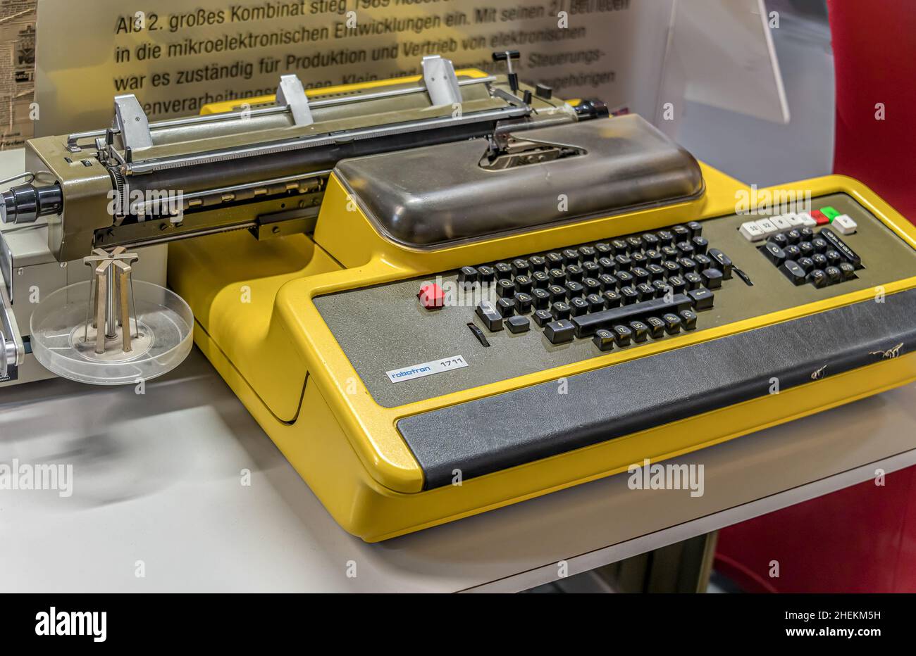 La macchina per la fatturazione Robotron 1711, costruita nel 1978-1986 nella Germania orientale, è in esposizione al DDR Museum di Dresda, Sassonia, Germania Foto Stock