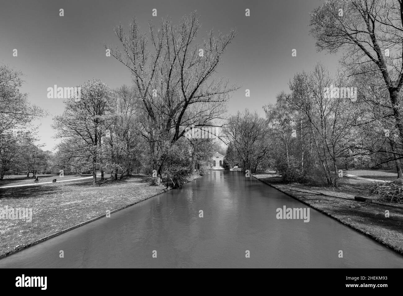 il fiume isar passa davanti al Giardino inglese di Monaco, in Germania Foto Stock