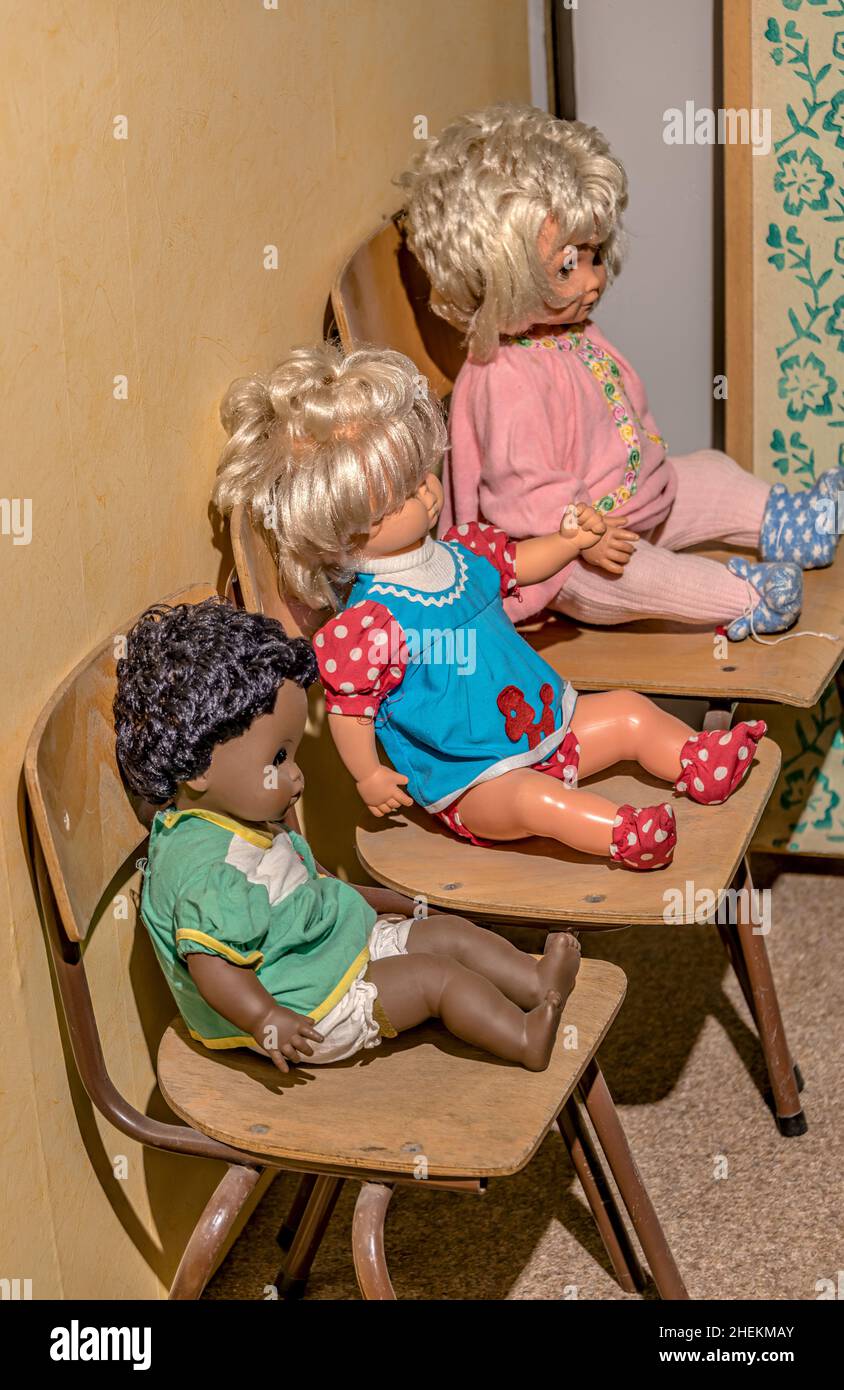 Tre bambole della Germania dell'Est su una sedia al 'De Welt der DDR' Museum Dresden, Germania Foto Stock