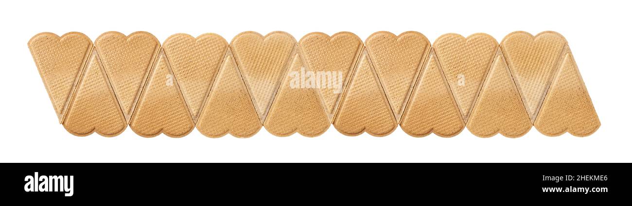 Fila di cialde a forma di cuore dolce per dessert guarnire isolato su uno sfondo bianco. Biscotti sottili e piatti a base di waffle per la decorazione del gelato macro. Foto Stock