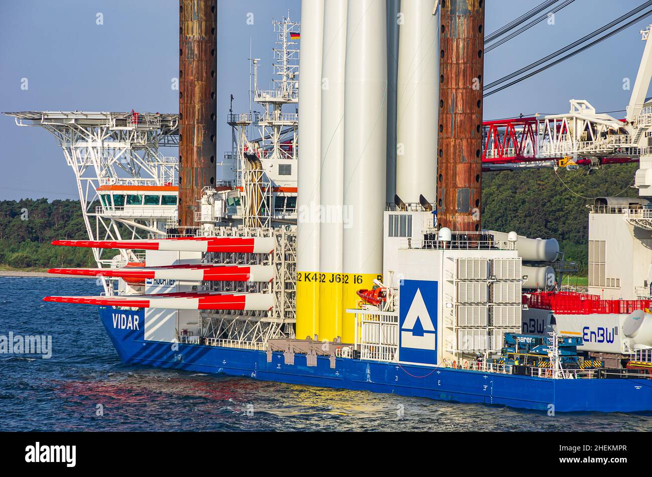 Porto dei traghetti di Sassnitz-Mukran, Meclemburgo-Pomerania occidentale, Germania - 9 agosto 2014: VIDAR, una nave di installazione Hochtief Solutions AG. Foto Stock