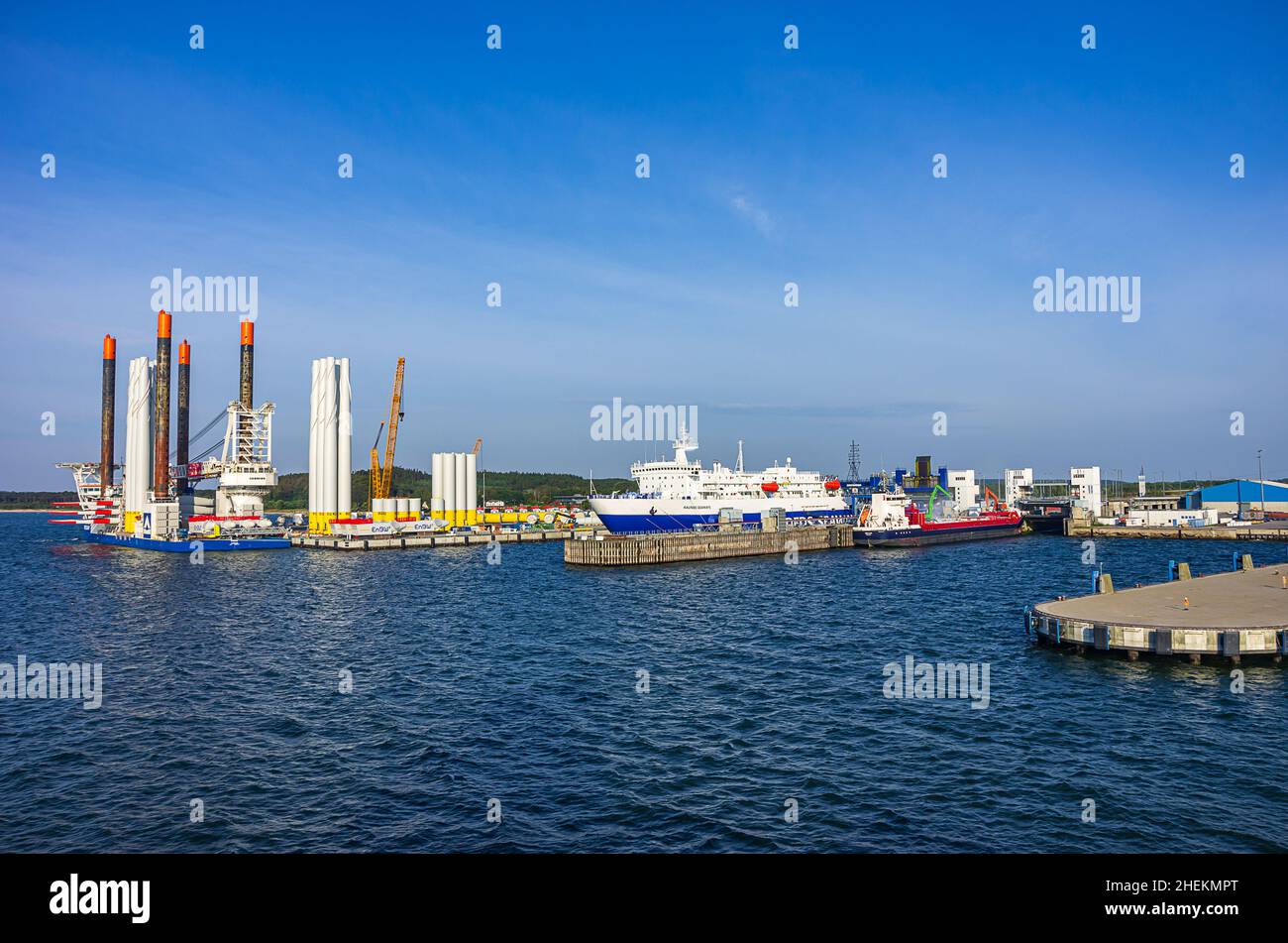 Porto con navi al molo, Porto dei traghetti Sassnitz-Mukran, Meclemburgo-Pomerania occidentale, Germania, agosto 9, 2014. Foto Stock