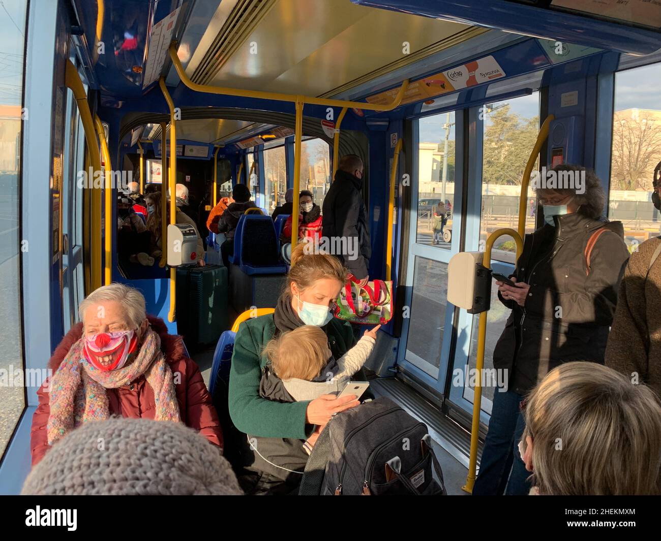 Pandemie di coronavirus: Una donna indossa una maschera in un treno tram, Lione, Francia Foto Stock
