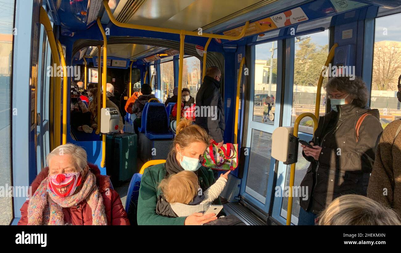 Pandemie di coronavirus: Una donna indossa una maschera in un treno tram, Lione, Francia Foto Stock