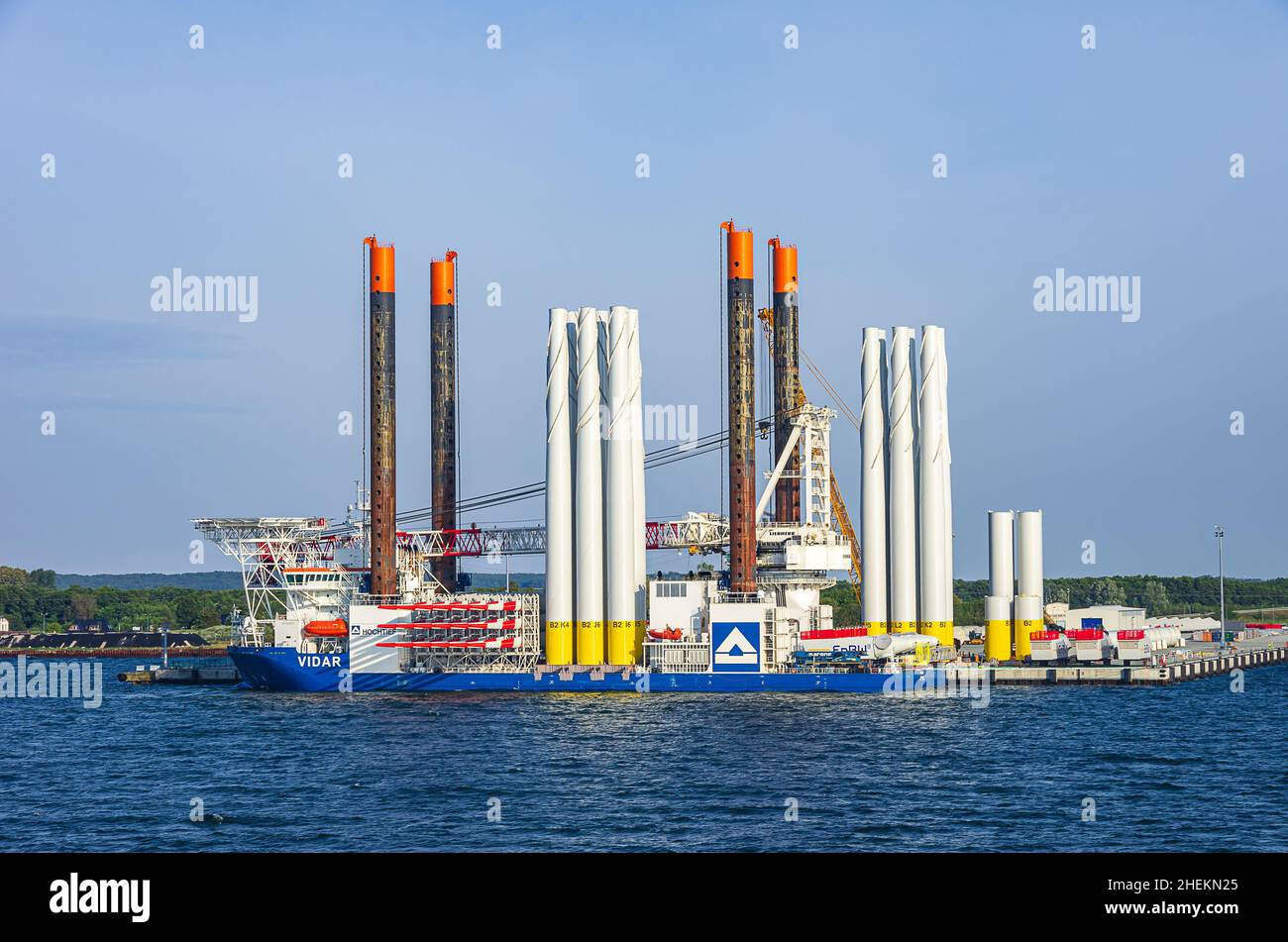 Porto dei traghetti di Sassnitz-Mukran, Meclemburgo-Pomerania occidentale, Germania - 9 agosto 2014: VIDAR, una nave di installazione Hochtief Solutions AG. Foto Stock