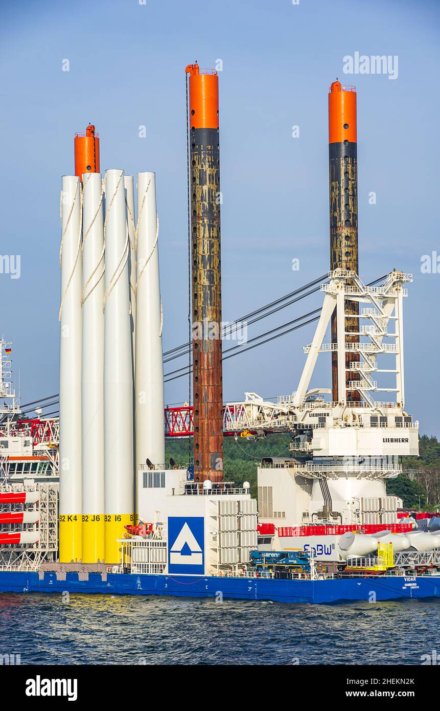 Porto dei traghetti di Sassnitz-Mukran, Meclemburgo-Pomerania occidentale, Germania - 9 agosto 2014: VIDAR, una nave di installazione Hochtief Solutions AG. Foto Stock