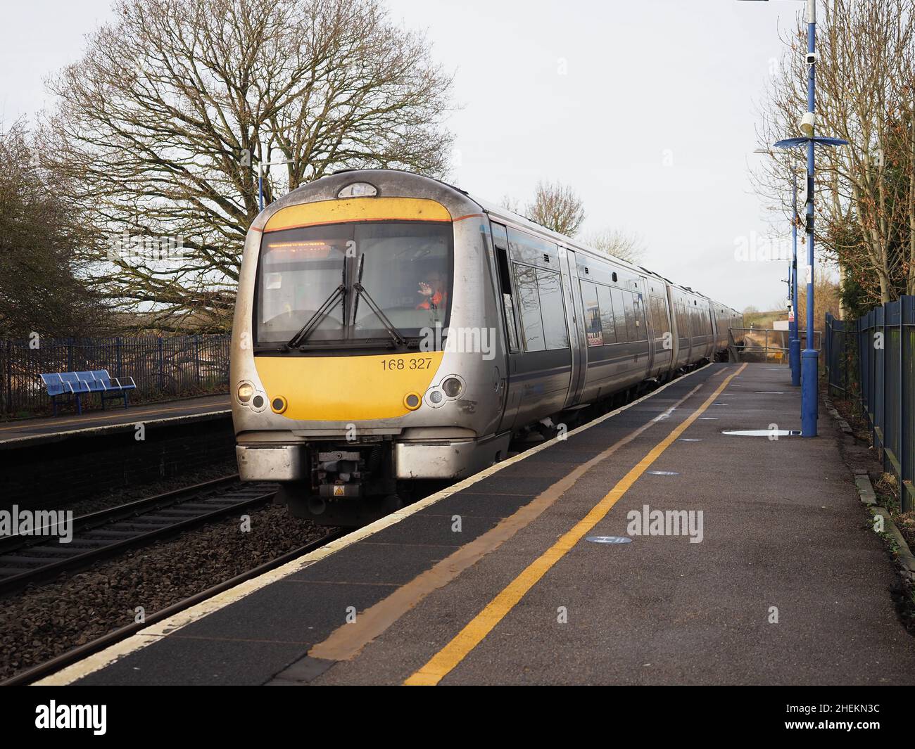 Chiltern Railways di arriva Classe 168 Clubman a Kings Sutton Railway Stration nel Northamptonshire Foto Stock