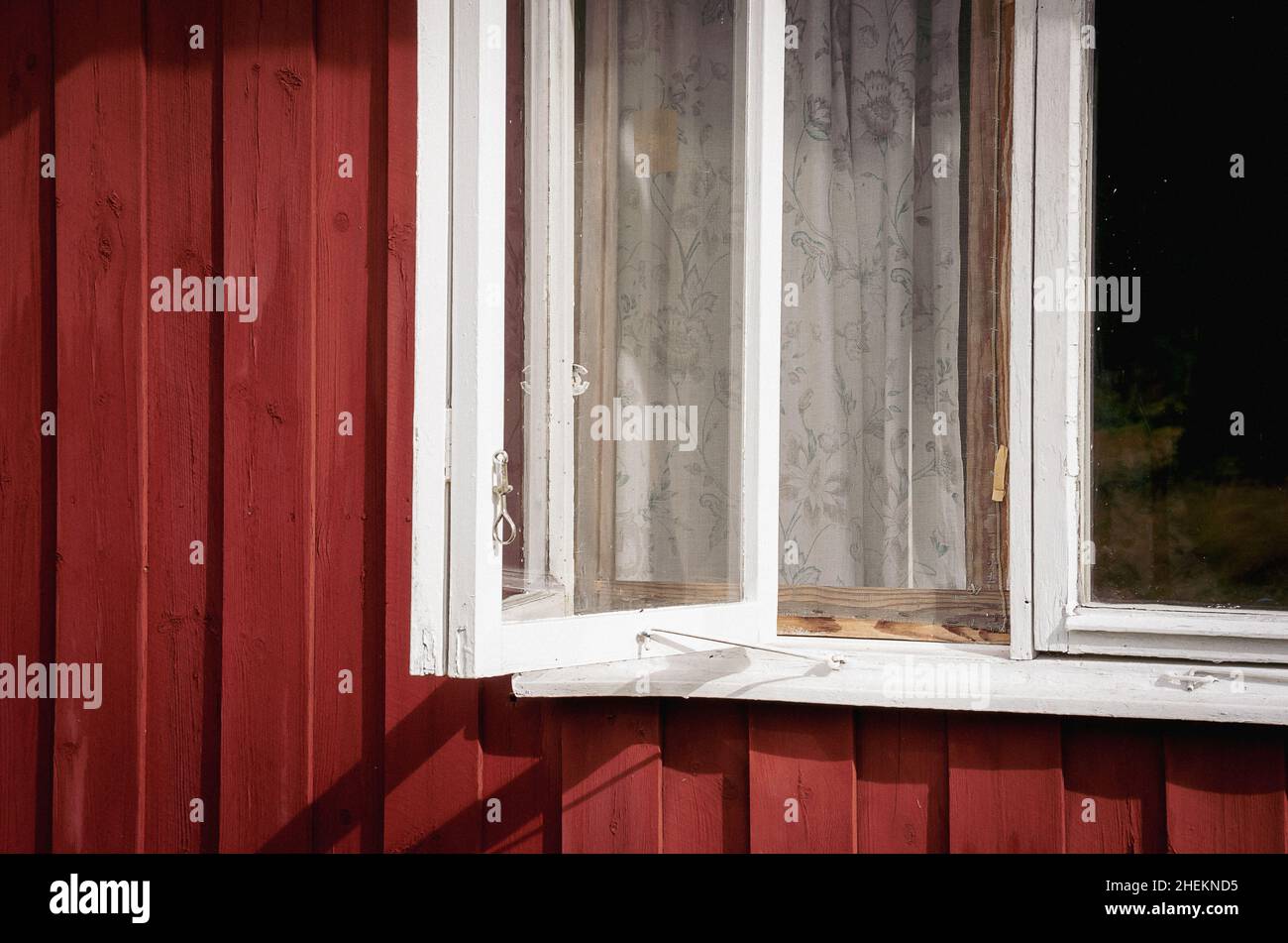 Immagine simbolica: Finestra dettaglio di una casa in legno nello stile di una tipica capanna in legno svedese. Foto Stock