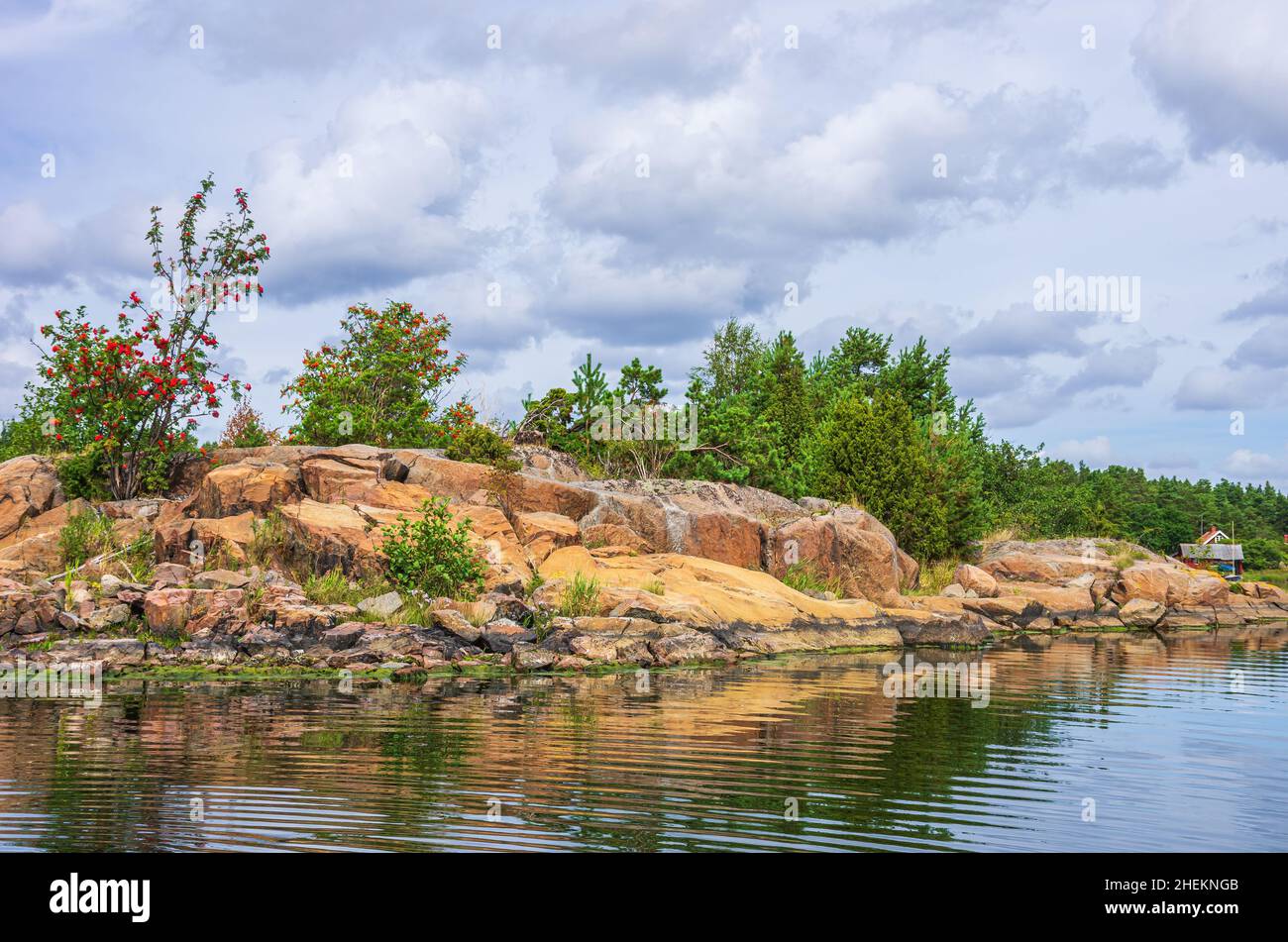 Paesaggio pittoresco nell'arcipelago di Småland nel nord-est della contea di Kalmar Län sulla costa orientale svedese vicino Oskarshamn, Svezia. Foto Stock