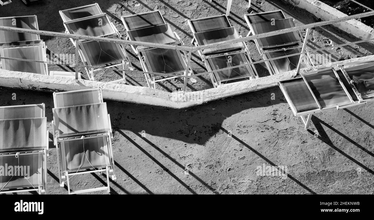 Orange lettini ad una terrazza alla Corniche a Marsiglia nel colore brillante Foto Stock