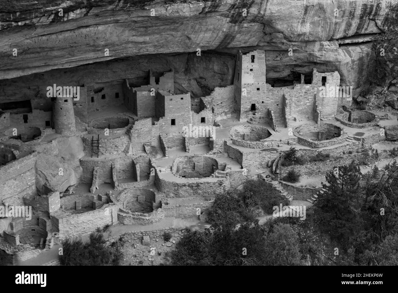 Vecchio villaggio tribale indiano nelle rocce chiamate rovine bianche della casa del popolo Anasazi Foto Stock