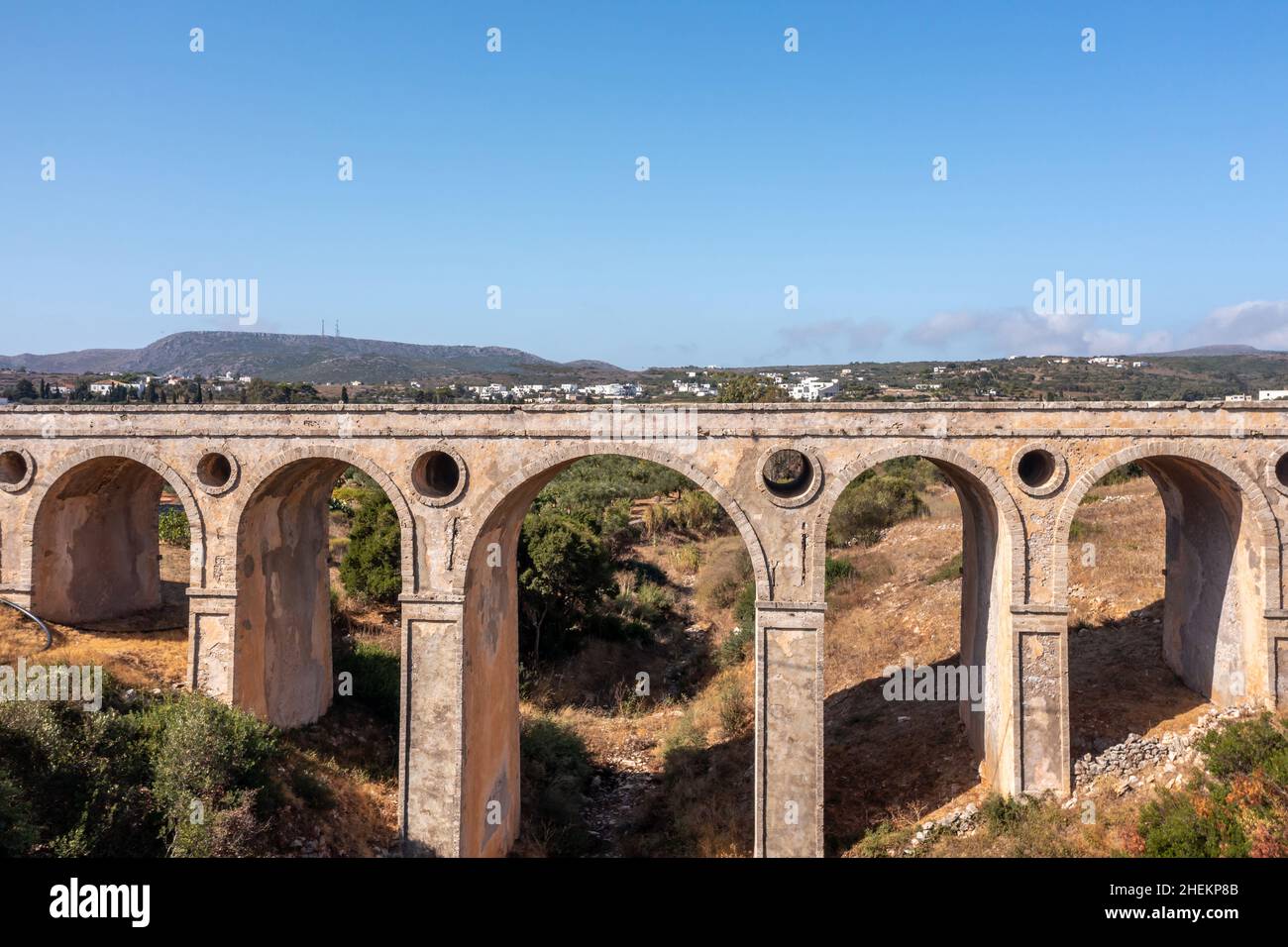 Il ponte di pietra di Katouni costruito dagli inglesi a Kythira Grecia, con grandi archi e aperture rotonde, giorno di sole. Foto Stock