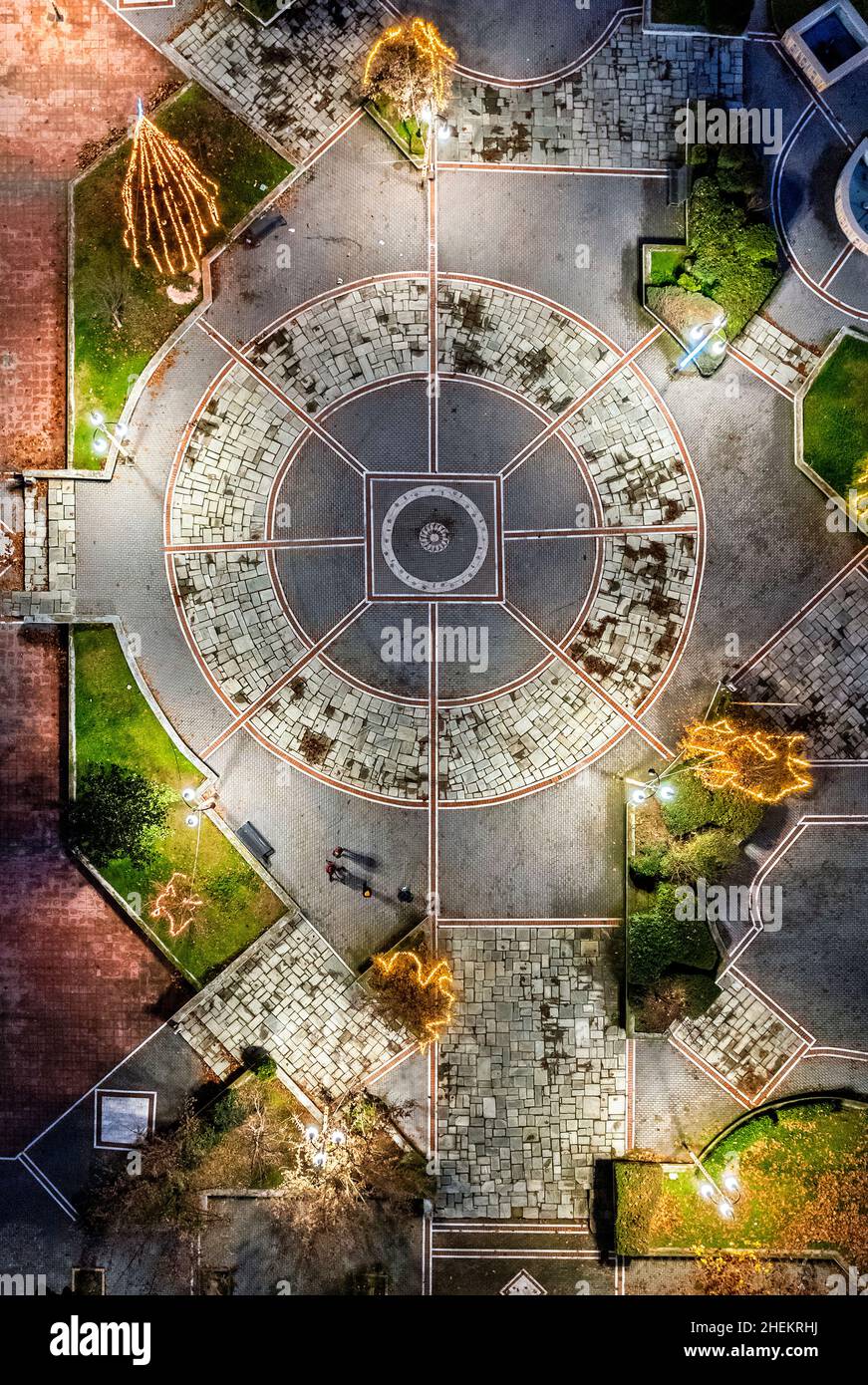 Veduta aerea notturna della piazza della città di Ambelonas, Larissa, Tessaglia, Grecia. Foto Stock