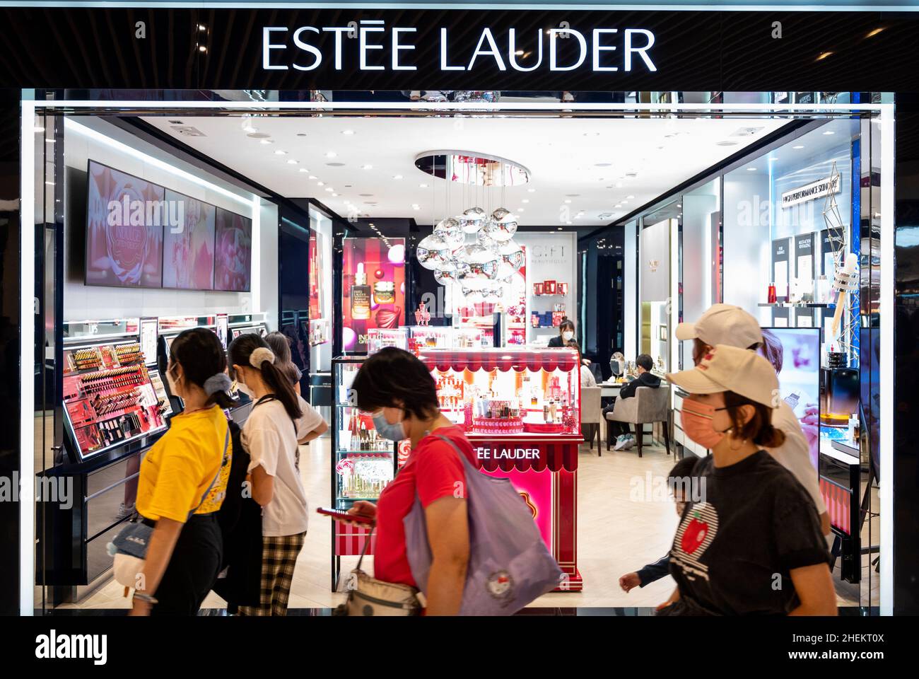 I pedoni passano accanto alla multinazionale americana per la cura della pelle e il marchio dei prodotti di bellezza, il logo Estée Lauder (Estee Lauder) visto a Hong Kong. Foto Stock