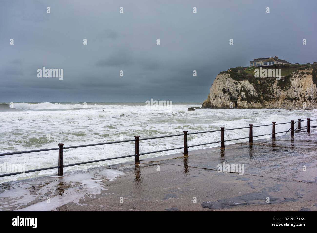 Mare spettacolare a Freshwater Bay durante le tempeste invernali, acqua dolce ruvida schiuma di mare, Isola di Wight, Hampshire, Inghilterra, Regno Unito Foto Stock