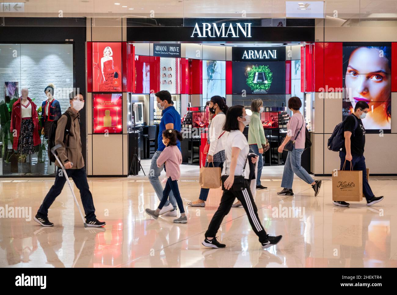 Hong Kong, Cina. 10th Jan 2022. Gli amanti dello shopping passano accanto al negozio Armani, il marchio italiano di prodotti di moda e bellezza, a Hong Kong. (Foto di Budrul Chukrut/SOPA Images/Sipa USA) Credit: Sipa USA/Alamy Live News Foto Stock