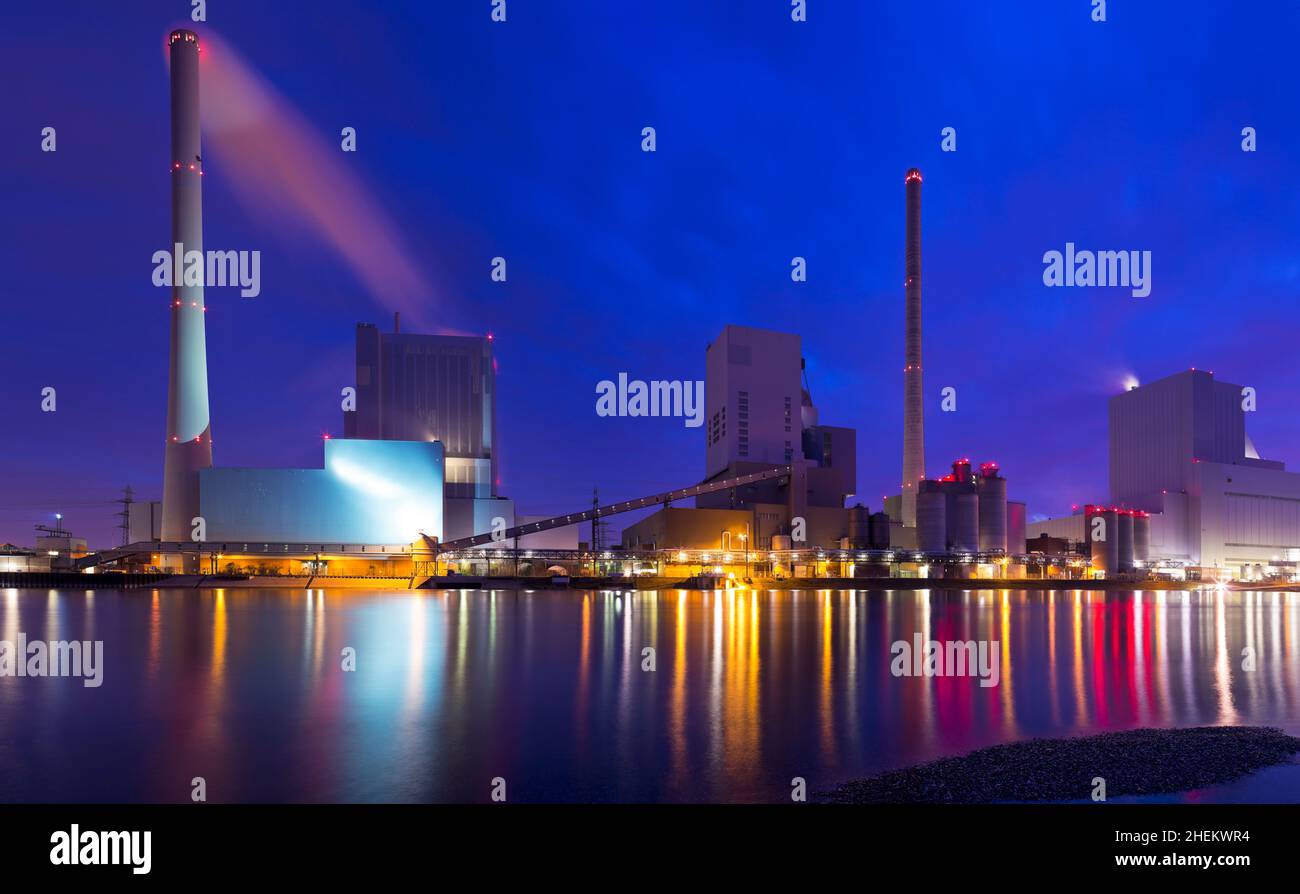 Centrale a carbone di Mannheim di notte Foto Stock