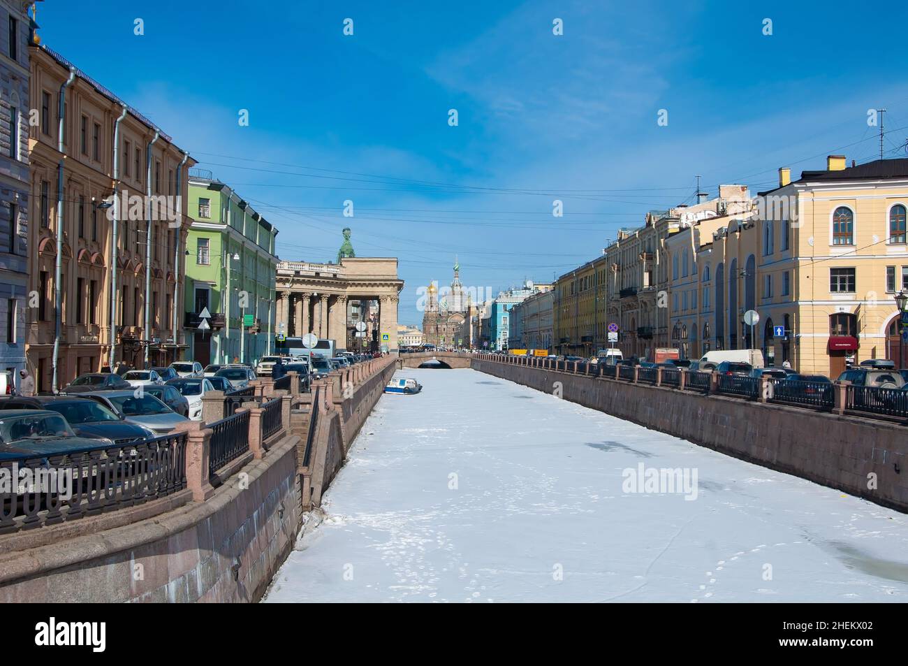ST. PETERSBURG, RUSSIA - 27 marzo 2021: Canale di Griboyedov e Chiesa del Salvatore sul sangue versato Foto Stock