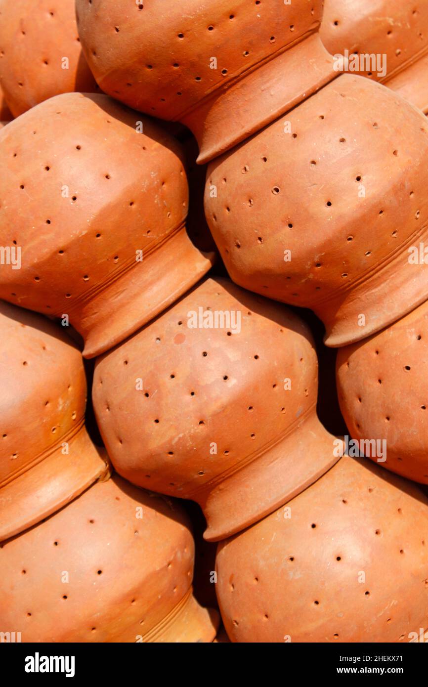 Pentole di creta tenute a modello di ceramica saggio. Foto Stock